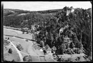 Ahorntal. Blick zur Burg Rabenstein mit Mühle im Schottertal (Teil des Wiesentals)