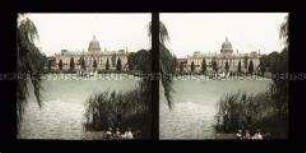 Kinder am Teich mit Blick zum Potsdamer Stadtschloss und Nikolaikirche, Potsdam