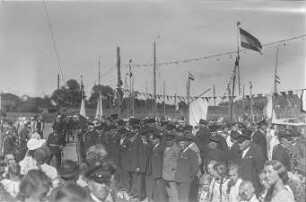 Lauterbach (Rügen). Hafen. Aufstellung einer (Kriegs-?)Marineveteranen-Formation mit Fahnenkommando