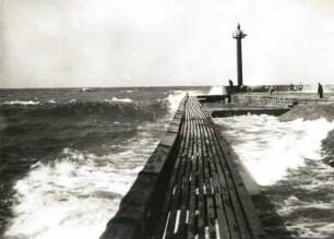 Kolberg, Ostseeküste : Ostseeküste bei Kołobrzeg (Kolberg/Polen). Starke Brandung an der Mole