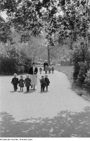 Kindergärtnerin mit Kindern im Park