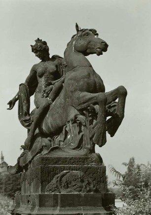 Befruchtende Kraft des Wassers : Befruchtende Kraft des Wassers (1895-1907; F. Offermann). Sandstein; überlebensgroß. Dresden-Altstadt, Brückenkopf der Carolabrücke (Altstädter Seite)
