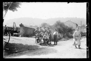 Offiziere in französischem Dorf (Gruppenbild)