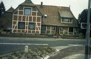 Poststraße 2: traufständiges Fachwerkhaus: Straßenfront mit Eingangstür und Gaube: links Querbau, Giebelseite: hinten links Haus Steinern 1a: im Vordergrund vorne links Einmündung von Bahnhofstraße