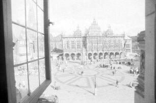 Bremen: durch Fenster der IHK auf Rathaus, mit Figur im Glasfenster