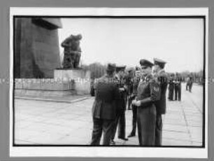 Am sowjetischen Ehrenmal in Berlin-Treptow