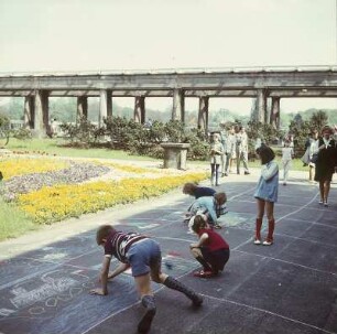 Wroclaw. Historische Gärten, Kinder malen auf Asphalt in der Nähe einer Pergola