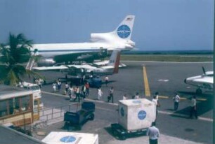 St. Maarten. Flughafen. Fluggäste beim Verlassen des Flugzeuges