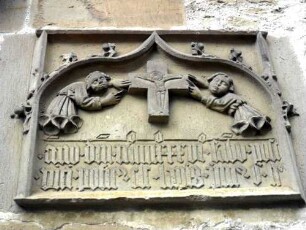 Rieden-Langhaus Traufseite Süd im Südwesten - Kartusche im Osten am Portal mit Ornamentik sowie Textinschrift und Jahr 1436 (Neubaubeginn der Kirche auf Vorgänger)