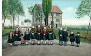 Kinder in hessischen Trachten