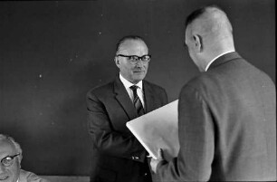 Freiburg: Regierungspräsidium; Vizepräsident Dr. Schnarrenberger überreicht Geschenk