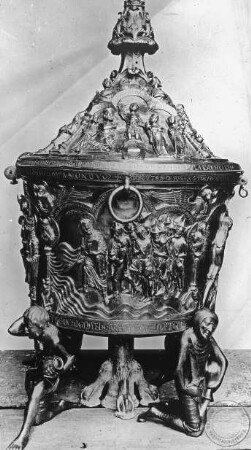 Hildesheim, Dom St. Maria, Kapelle des Hl. Georg, Bronzetaufbecken, Durchzug der Juden durch das Rote Meer (Vorderseite)