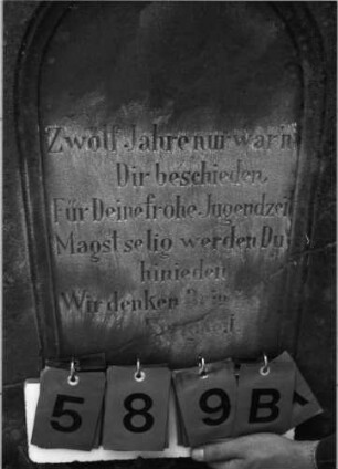 Grabstein 589 (Index: 99789050) Material: Sandstein Zustand: zerbrochen und repariert, Texttafel fehlt Maße HxBxT: 141x54x17 cm Symbolik: sechszackiger Stern: Grabstein 589B