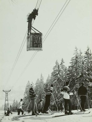 Westerzgebirge, Skiläufer in der Seilbahnschneise am Fichtelberg