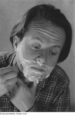 Roger Rössing beim Rasieren