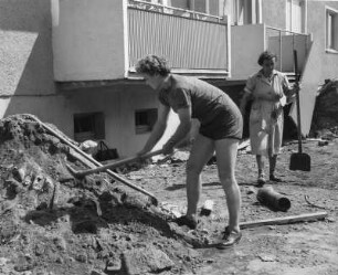 Dresden. Frauen vor neuen Wohnbauten bei der Freiflächenberäumung im Nationalen Aufbauwerk