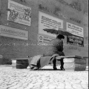 Frau auf einer Bank
