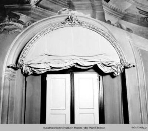 Galerie mit Architekturmalerei : Markisen über den Fenstern