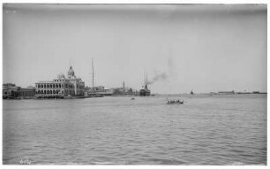 Port Said (Ägypten). Hafeneinfahrt mit Passagierdampfer und dem Suez-Kanal Verwaltungsgebäude