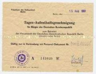 Tages-Passierschein für einen Bürger der Bundesrepublik zum Besuch von Berlin (DDR) vom Tag des "Mauerbaus" am 13. August 1961