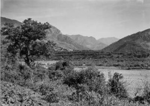 Flusslandschaft : Am Unterlauf des Oued Agrioun: Blick auf Macchienvegetation sowie Korkeichen.