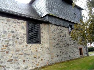 Langhaus (festes Langhaus) über Traufseite Nord von Nordosten mit verschiefertem Obergeschoß