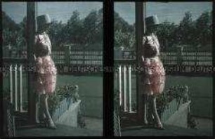 Frau in einer Kostümierung in einem Garten in Chorrillos
