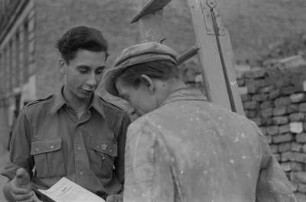 Unterschriftensammler Ernst Fiedler : Ernst Fiedler während der Unterschriftensammlung
