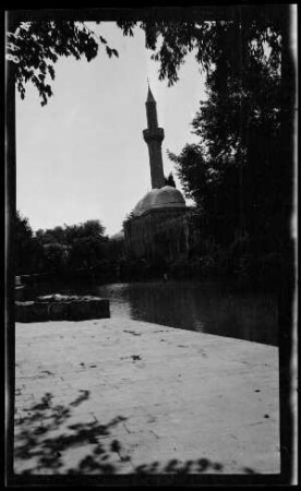 Moschee mit Minarett hinter einem Teich