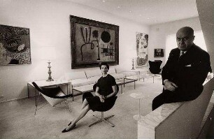 Der Regisseur Otto Preminger in seinem New Yorker Wohnzimmer