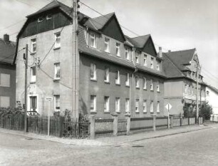 Pulsnitz, August-Bebel-Straße 16/18. Doppelwohnhaus (1901/1915)