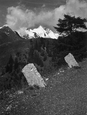 Kärnten. Straßenmarkierung der Großglockner-Hochalpenstraße mit Blick auf den Großglockner. Ansicht von Südosten