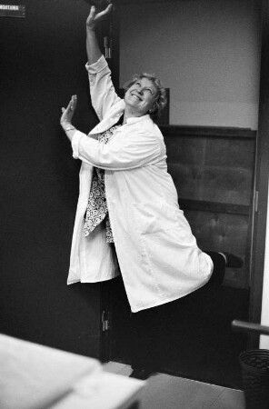 Alina in Tanzpose in ihrer Werkstatt, Moskau