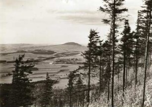 Erzgebirge. Pöhlberg (832 m, Basalt). Blick vom Bärenstein. Im Hintergrund links Annaberg