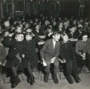 Schulkinder als Publikum des Puppenspielers Carl Schröder