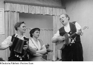 Szene mit junger Frau und Musikanten