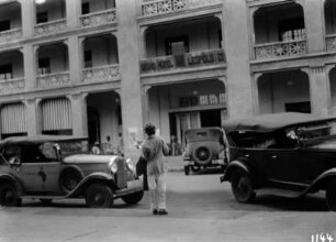 Hotel in Lubumbashi : Blick auf den Seiteneingang des 'Grand Hotel Leopold II' in Lubumbashi. Links ist ein Auto der Schomburgk-Expedition zu sehen.