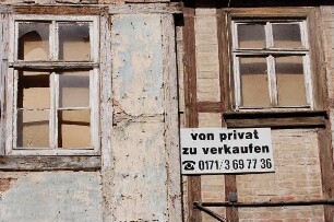 Quedlinburg - Bauruine im Stadtzentrum : Fachwerkrunie in der Straße Klink in Quedlinburg zu verkaufen, aufgenommen 2006
