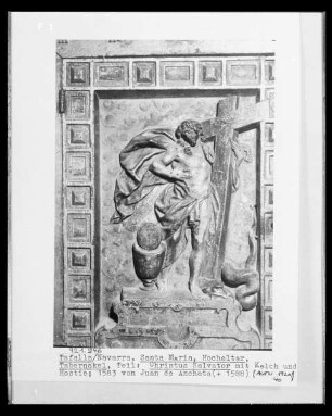 Hochaltarrelief, Tabernakel: Christus mit Kelch und Hostie