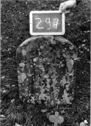 Grabstein 297 (Index: 100090195) Material: Sandstein Zustand: verwittert mit völligem Textverlust Maße HxBxT: 55x45x13 cm Beschreibung: Stele, Segmentbogenabschluß: Grabstein 297