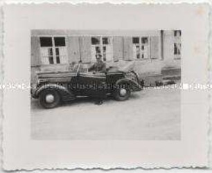 Martin Bonsack in Uniform, mit Auto