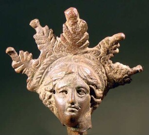 Köpfchen einer Göttin mit einem Diadem aus fünf großen Palmetten. Fragment einer römischen Statuette der Aphrodite-Venus