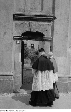 Priester auf dem Weg zur Priesterweihe