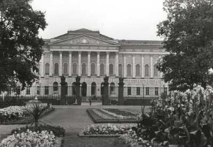 Russland. St. Petersburg, Platz der Künste. Michailowski-Palast (1819/1825; C. Rossi). Teilansicht über eine Blumenanlage