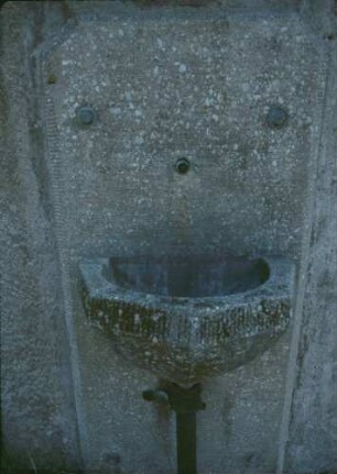 Heiningen Empfangsgebäude Trinkwasserbrunnen