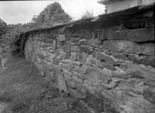 Schöneck, Friedhofsweg 3 a. Fragment einer Friedhofsmauer (1918/1928). Friedhofsseite