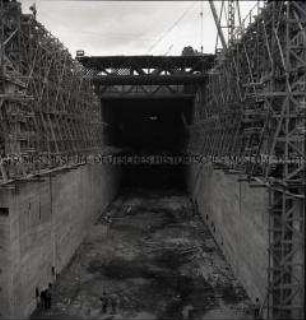 Fundament und Baustelle des Überbaus eines Großbunkers für deutsche U-Boote an der französischen Atlantikküste