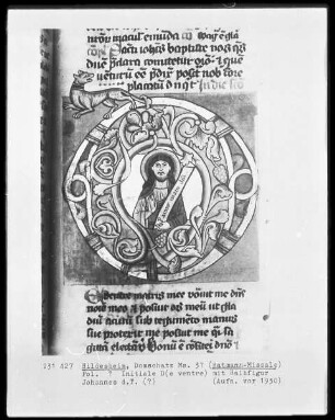 Sogenanntes Ratmann-Sakramentar und Missale — Initiale D (e ventre) mit der Halbfigur des Johannes, Folio 177recto