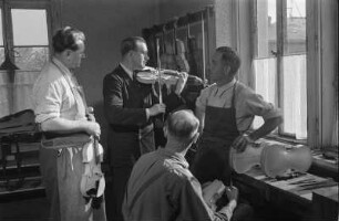 Instrumentenbau Markneukirchen (Reportage) : Musikinstrumentenbau Markneukirchen. Geigenbauer des "VEB Musikinstrumentenbau" und Konzertmeister Karl Böhm bei der Prüfung eines noch unlackierten Meisterinstrumentes