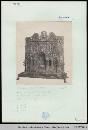 Hausaltar in Architekturform mit floralem Dekor und einer Madonna über der zentralen Nische